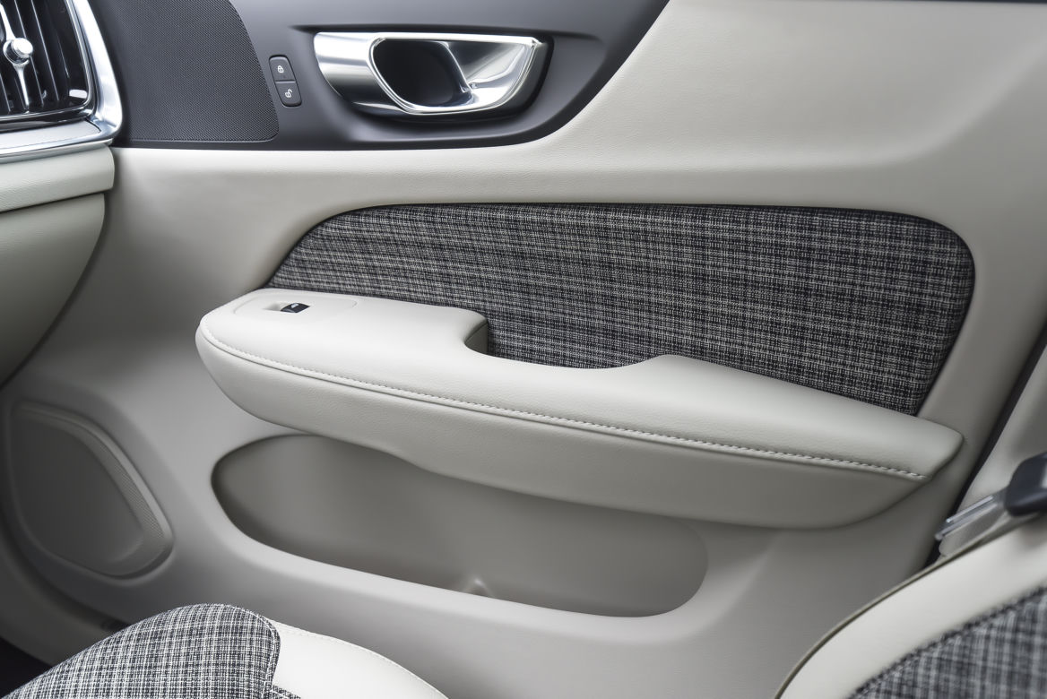 Volvo V60 Momentum Pro B4 FWD AT8