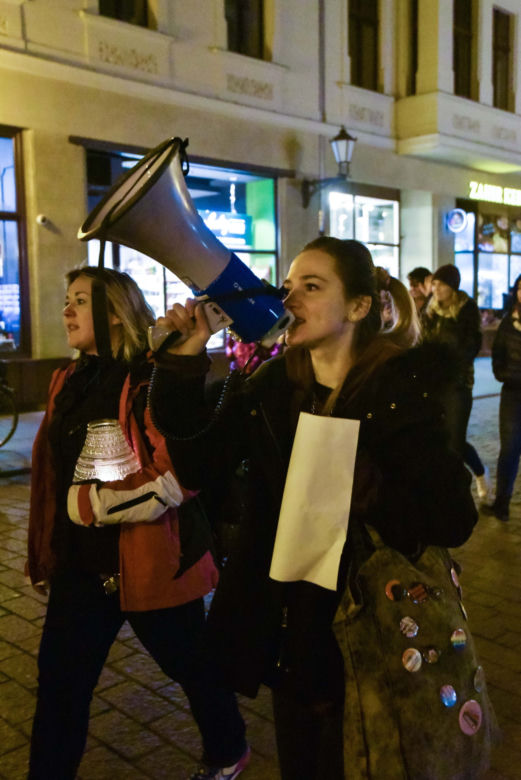 Tłumy mieszkańców Torunia na pikiecie upamiętniającej śmierć Izy z Pszczyny. Na proteście pojawił się Leszek Balcerowicz