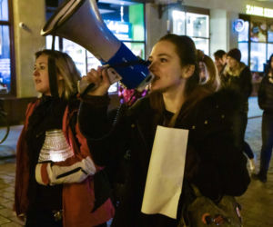 Tłumy mieszkańców Torunia na pikiecie upamiętniającej śmierć Izy z Pszczyny. Na proteście pojawił się Leszek Balcerowicz