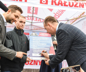 Patryk Jaki podpisał 7 zobowiązań
