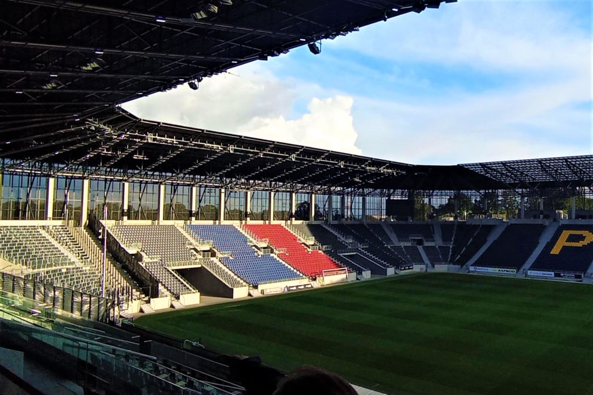 Spacery po nowym szczecińskim stadionie przyciągnęły wielu chętnych