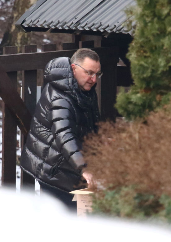 Czesław Michniewicza przegląda szalenie drogie auta. Został przyłapany w wielkiej furze, ale zakupy musi taszczyć