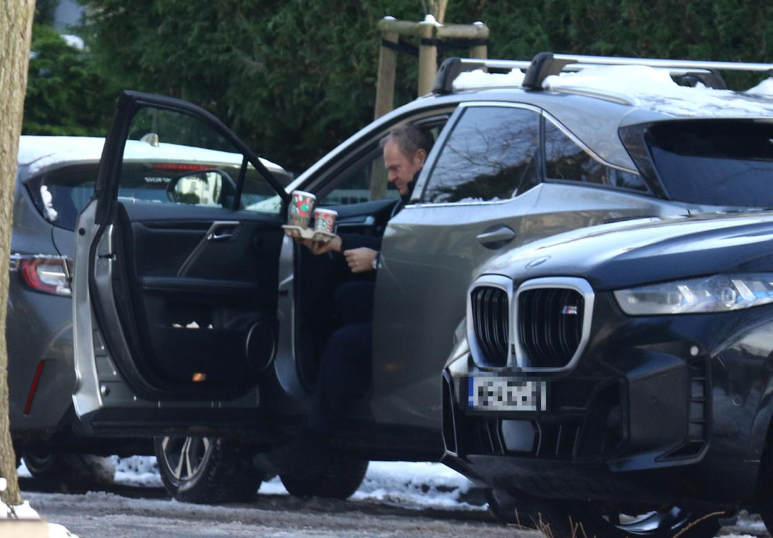 Donald Tusk w mroźną niedzielę pojechał po kawę