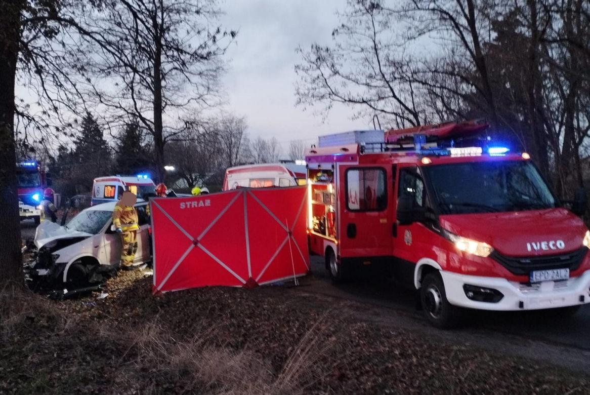 Śmiertelny wypadek pod Poddębicami. Nie żyje kierowca białego BMW, dwie osoby ranne [ZDJĘCIA]