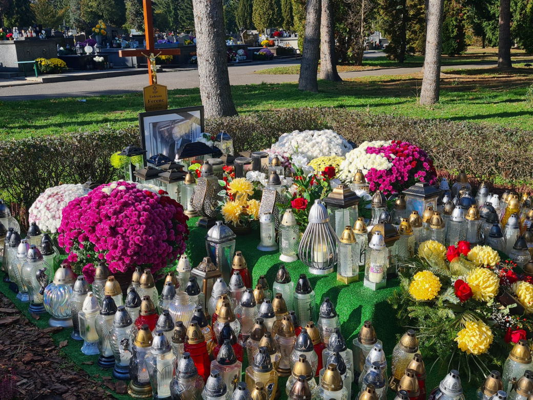 Rzeszów. Ogrom zniczy na mogile Tadeusza Ferenca [GALERIA]