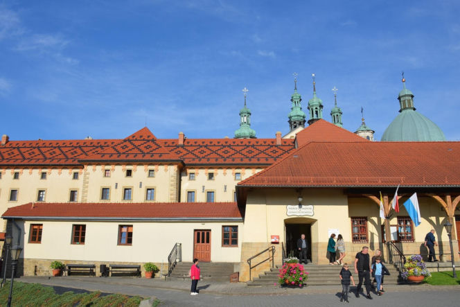 To najpopularniejsze sanktuarium w Małopolsce. Rocznie odwiedza je prawe dwa miliony wiernych