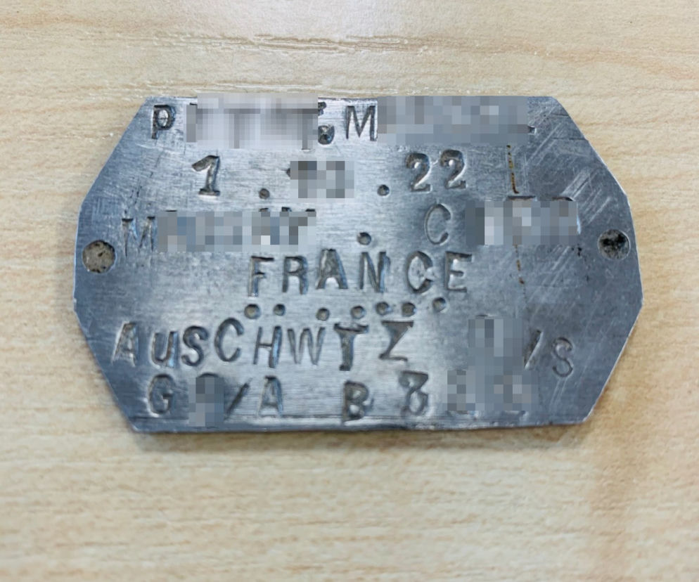 Pracował przymusowo w obozie Auschwitz-Birkenau. Kryminalni z Torunia odzyskali jego identyfikator