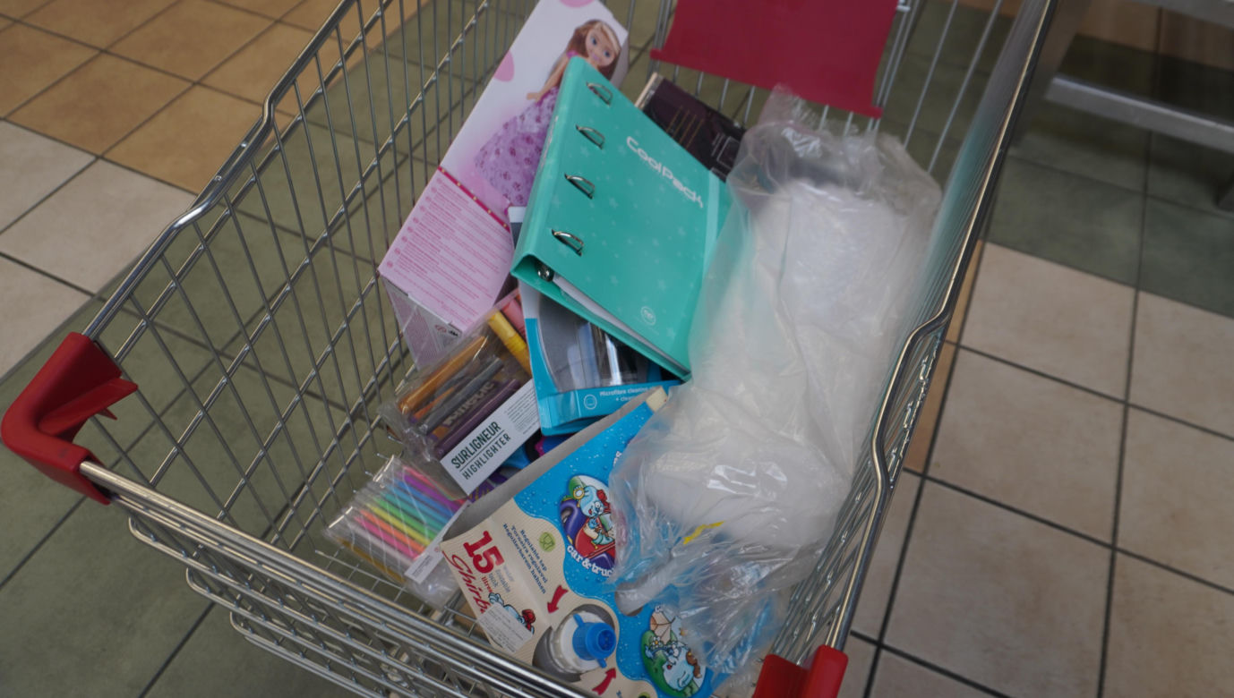 Tajemnicze wózki w Auchan w Olsztynie. Sprawdziliśmy, co było w środku. Zobacz zdjęcia!