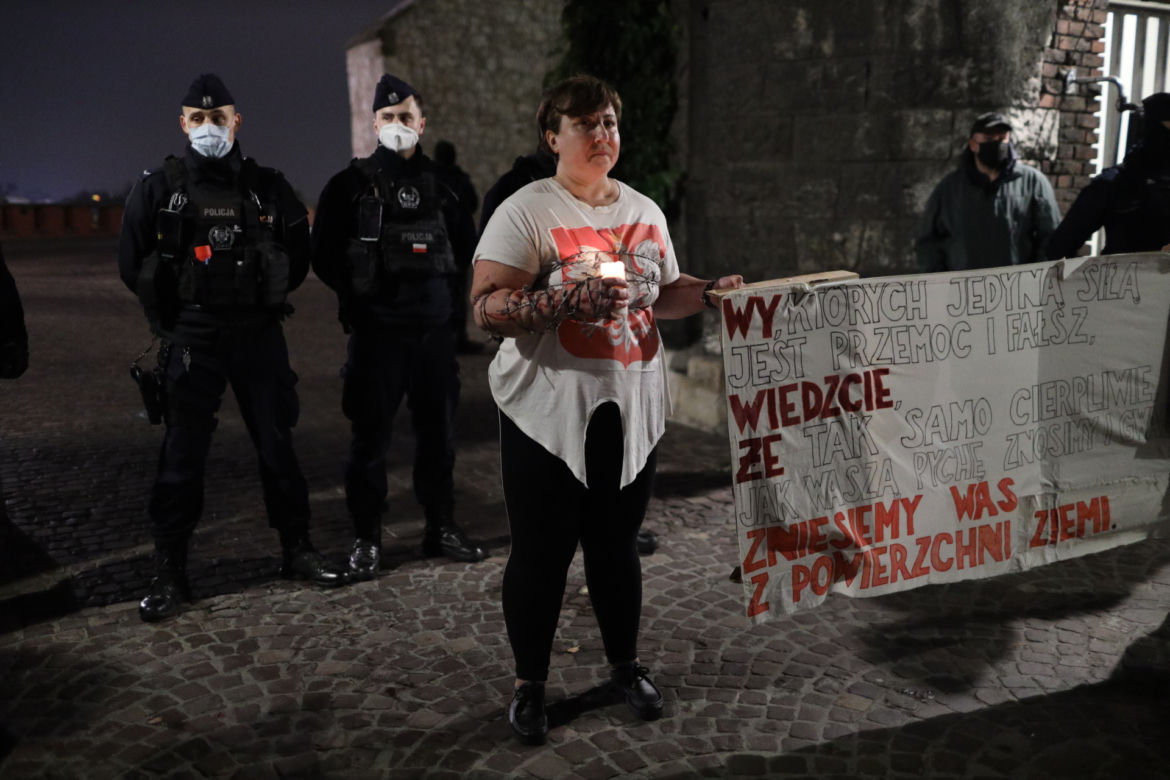 Protesty i aresztowania przed Wawelem podczas wizyty Jarosława Kaczyńskiego
