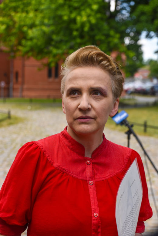 Joanna Scheuring-Wielgus pyta w Toruniu o dofinansowania dla księdza oskarżonego o pedofilię