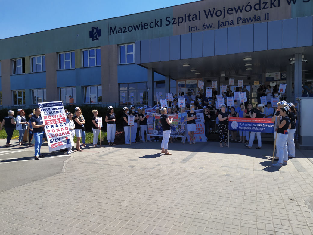Protest pielęgniarek i położnych pod Mazowieckim Szpitalem Wojewódzkim w Siedlcach - 07.06.2021