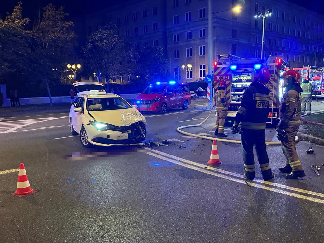 Makabryczny wypadek na Mokotowie. Motocyklista zderzył się z autem i wpadł na parking