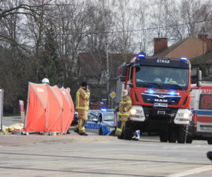 Zignorowała opuszczone rogatki, z torów zmiótł ją nadjeżdżający pociąg. Dramat w Jasiennicy Mazowieckiej