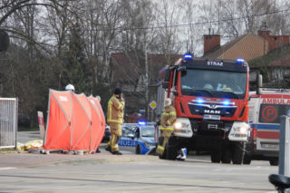 Zignorowała opuszczone rogatki, z torów zmiótł ją nadjeżdżający pociąg. Dramat w Jasiennicy Mazowieckiej