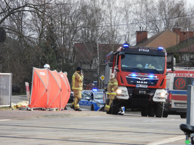 Zignorowała opuszczone rogatki, z torów zmiótł ją nadjeżdżający pociąg. Dramat w Jasiennicy Mazowieckiej
