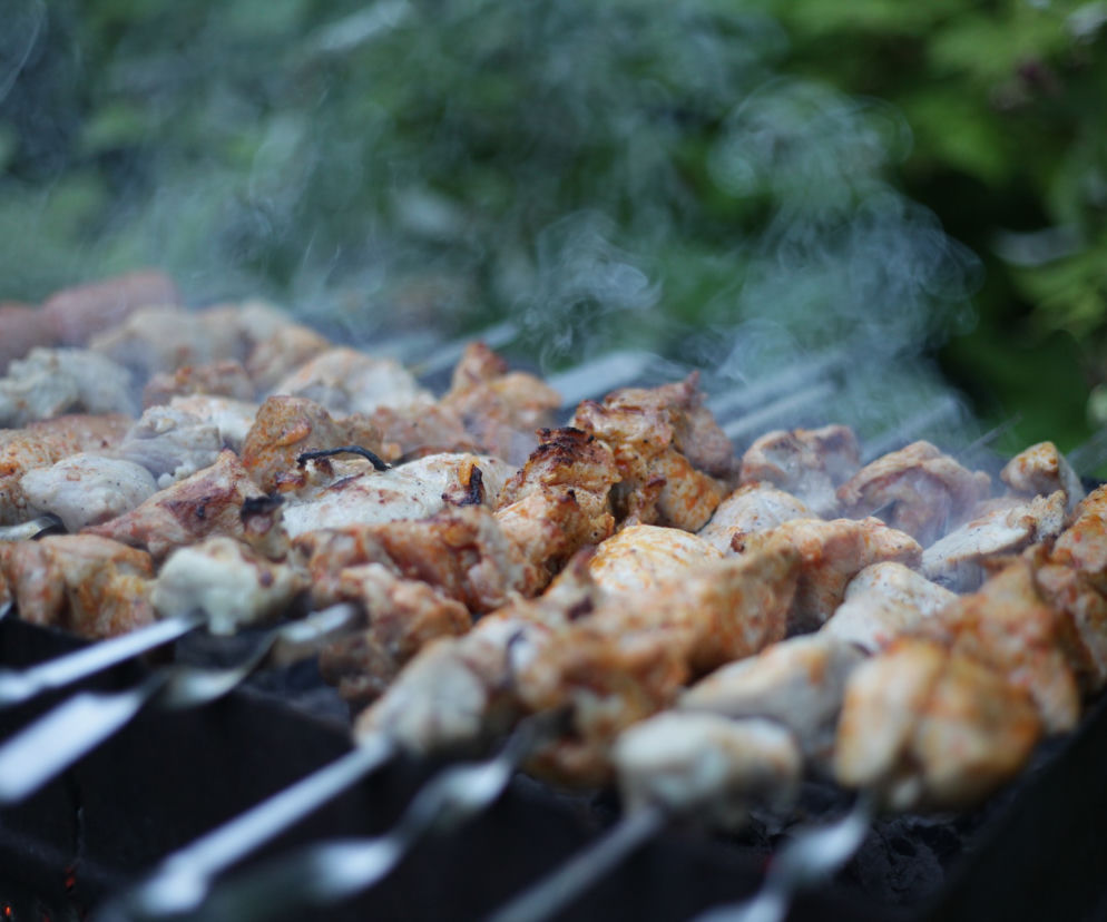 Grill - przepis na minikebaby z sosem tzatziki