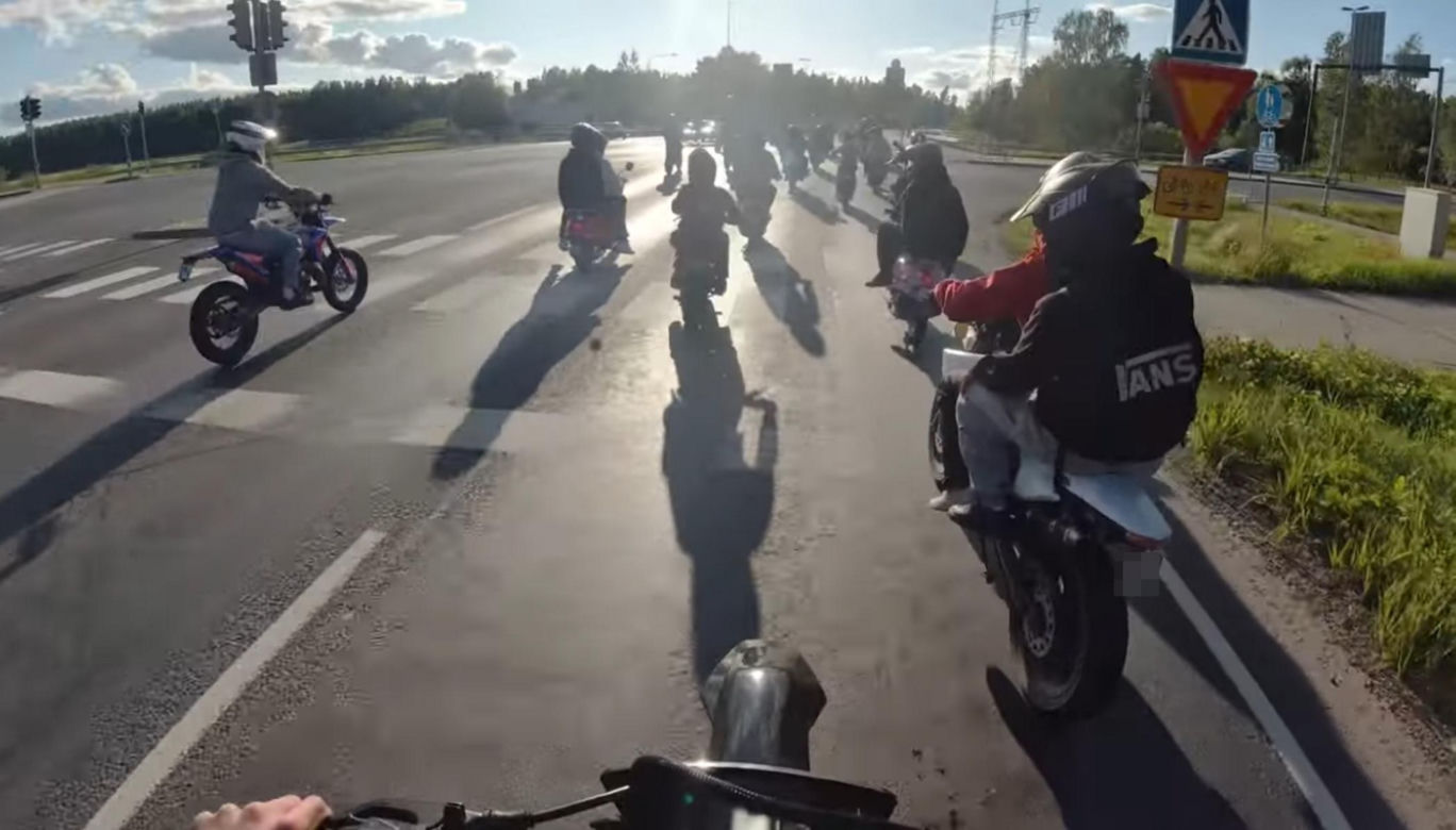 Fiński policjant i nastolatek na skuterze