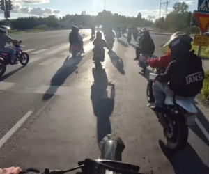 Fiński policjant i nastolatek na skuterze