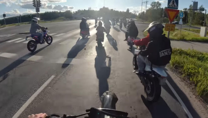 Fiński policjant i nastolatek na skuterze