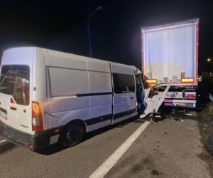 Nocne zderzenie busa z ciężarówką na DK17. Dwie kobiety w szpitalu
