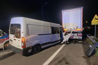 Nocne zderzenie busa z ciężarówką na DK17. Dwie kobiety w szpitalu