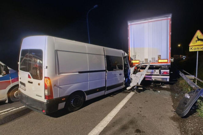 Rozbity biały bus po uderzeniu w tył naczepy ciężarówki na trasie DK17. O wypadku w Hrebennem przeczytasz na SE Lublin.