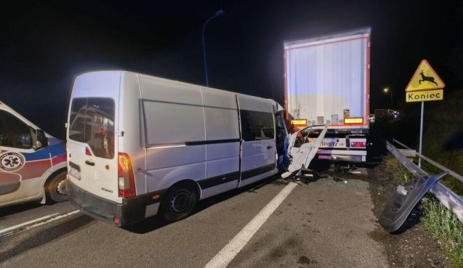 Nocne zderzenie busa z ciężarówką na DK17. Dwie kobiety w szpitalu