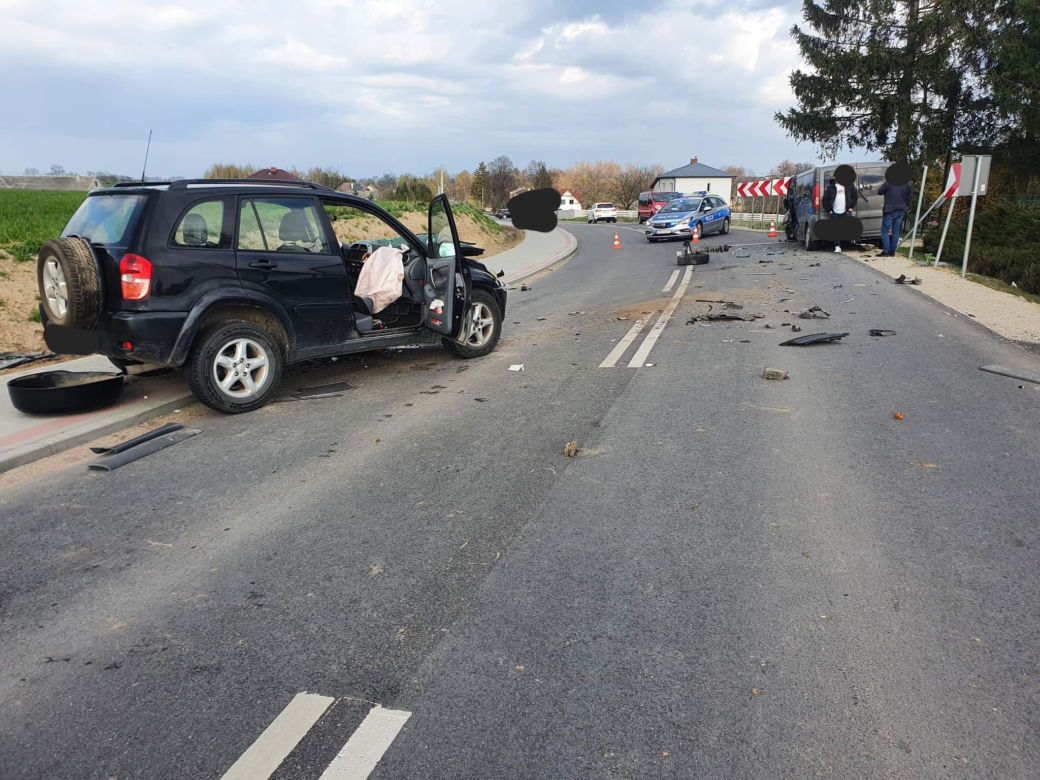 Czołówka pod Płockiem! Renault zupełnie zmiażdżone. Lądował śmigłowiec [ZDJĘCIA]