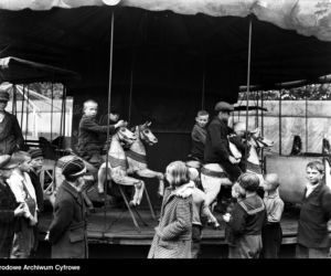Dzieci na karuzeli w Siemianowicach Śląskich. Rok 1931