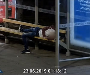 Bezczelna złodziejka z Krakowa! Obrabowała śpiącego na przystanku