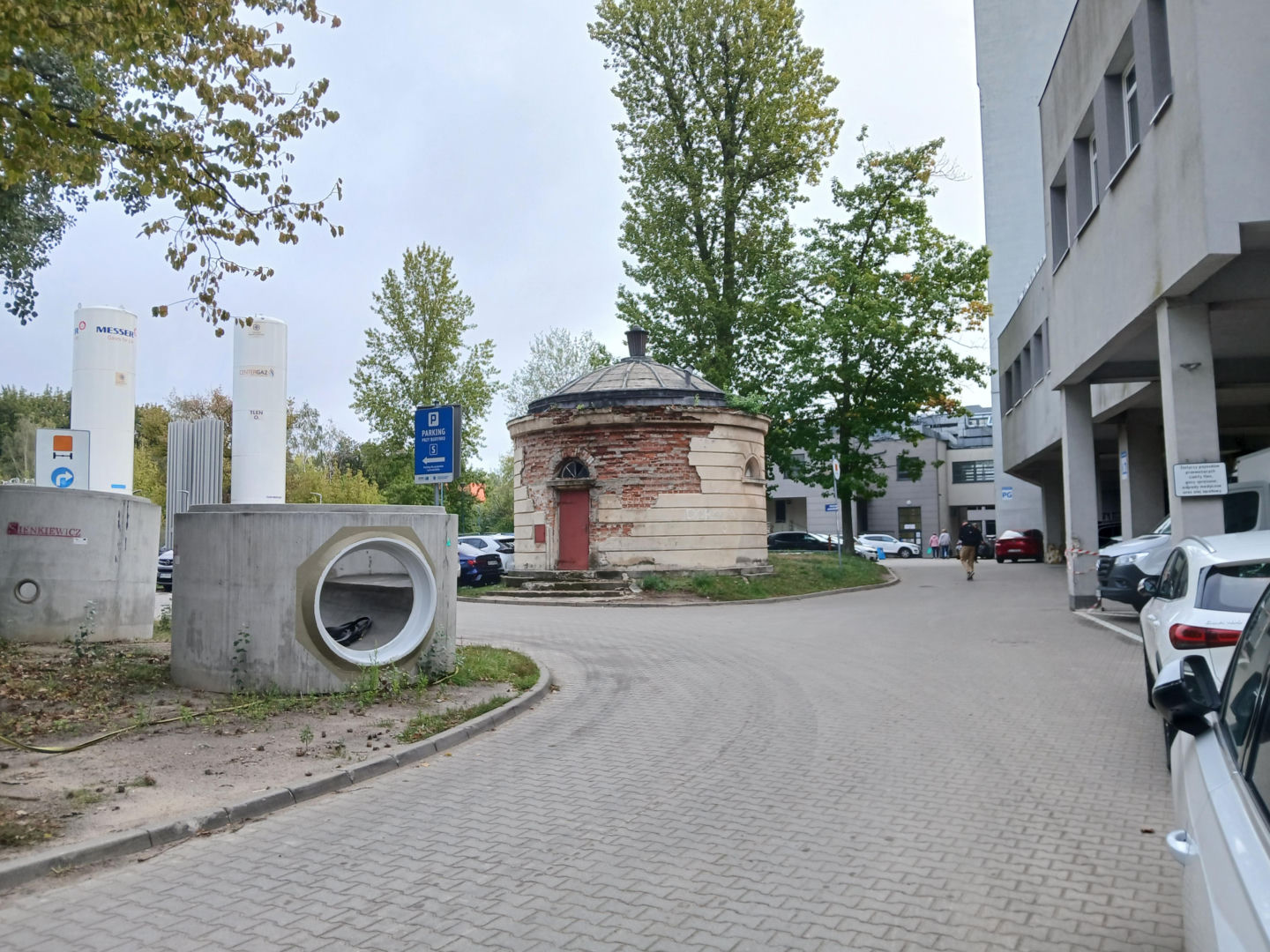 Zabytkowa rotunda na terenie szpitala MSWiA w Warszawie