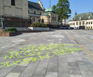 Wandalizm w centrum Kielc. Olbrzymi napis przed katedrą i interwencja policji
