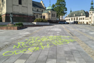 Wandalizm w centrum Kielc. Olbrzymi napis przed katedrą i interwencja policji
