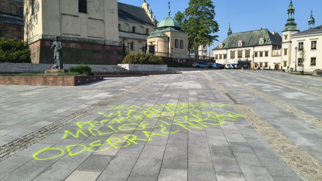 Wandalizm w centrum Kielc. Olbrzymi napis przed katedrą i interwencja policji