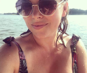 Aleksandra Kwaśniewska w kostiumach kąpielowych
