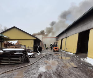 Ołpiny. Pożar w zakładzie produkcyjnym. Zagrożone były budynki mieszkalne