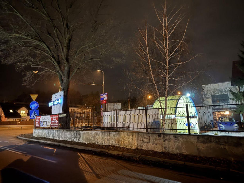 Napad na stację paliw w Markach! Sprawca zranił nożem pracownika i uciekł z pieniędzmi