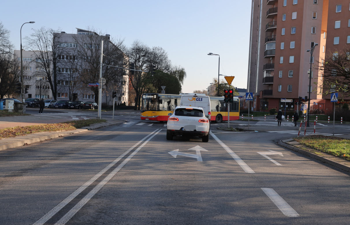 Skrzyżowanie grozy na Bielanach. Codziennie dochodzi tu do niebezpiecznych sytuacji