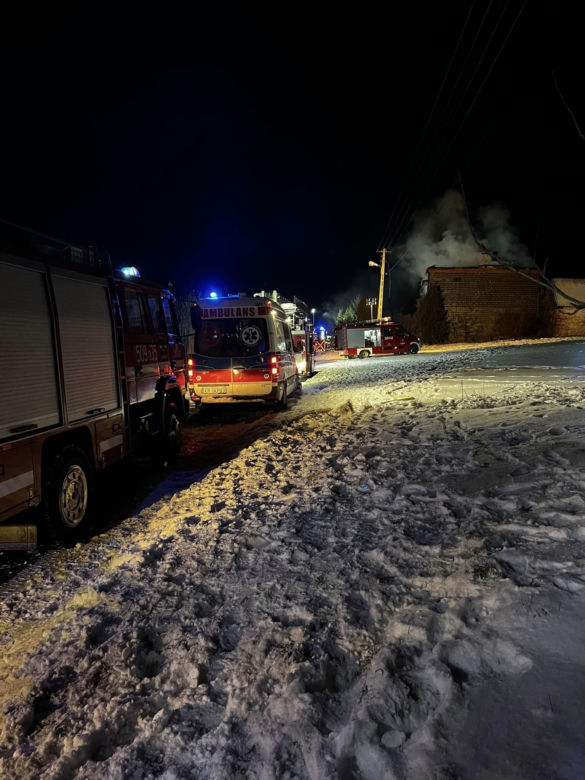 Tragiczny pożar pod Olkuszem. Nie żyje mężczyzna wyniesiony z płonącego domu