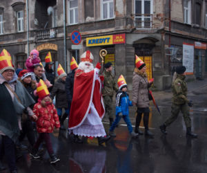 Setki Mikołajów w centrum miasta. Orszak św. Mikołaja w Lublinie