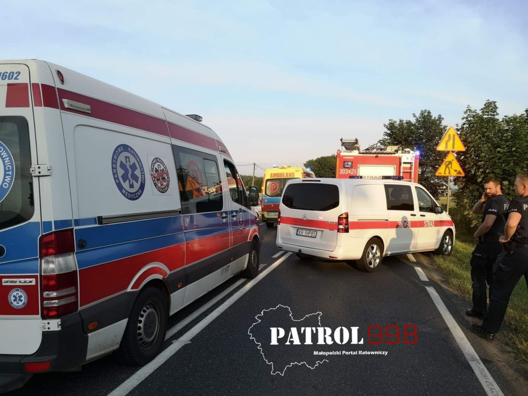 Śmiertelny wypadek pod Krakowem. Czołowe zderzenie dwóch aut. Jedna ofiara, sześć osób rannych [ZDJĘCIA]