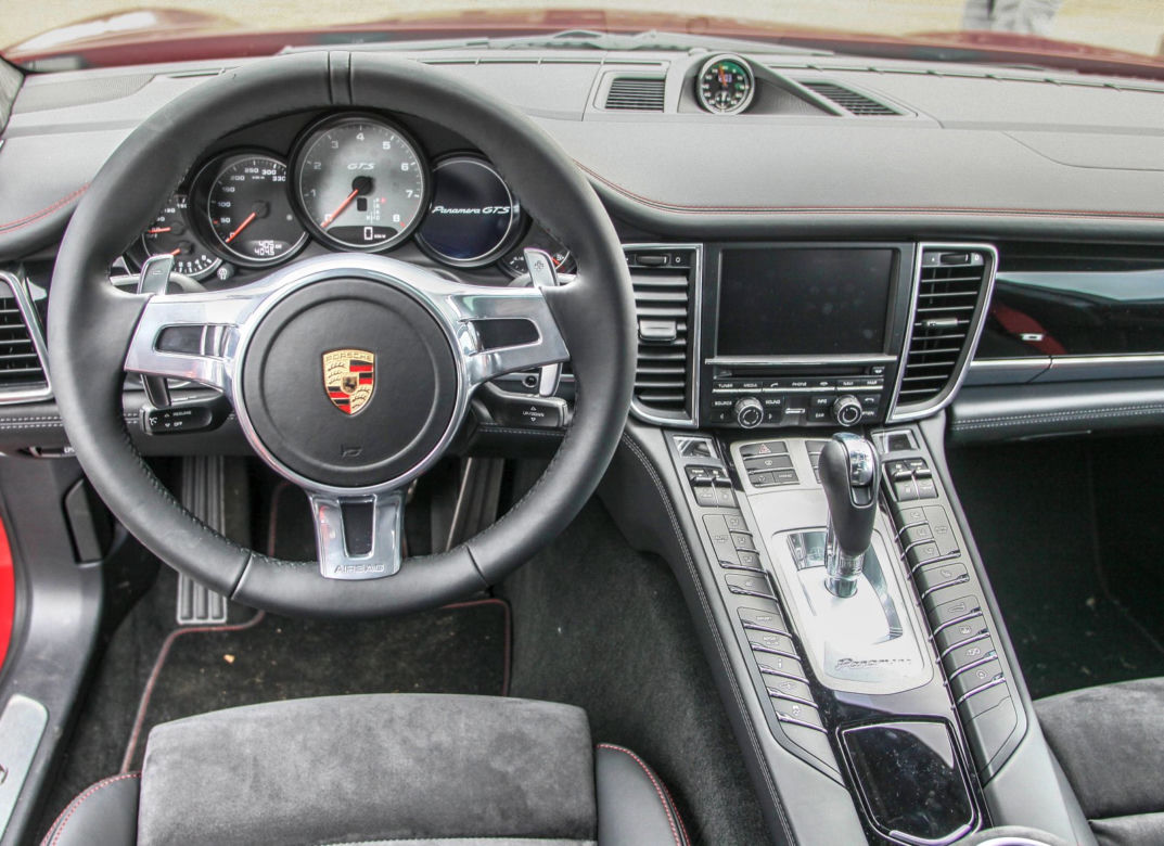 Adrian Zieliński w Porsche Panamera GTS