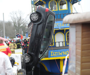 Dziwnów: KOSZMAR! Cztery osoby, w tym dwoje dzieci, wyłowiono wraz z autem z rzeki Dziwnej