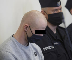 Spalili rodzinę, stanęli przed sądem