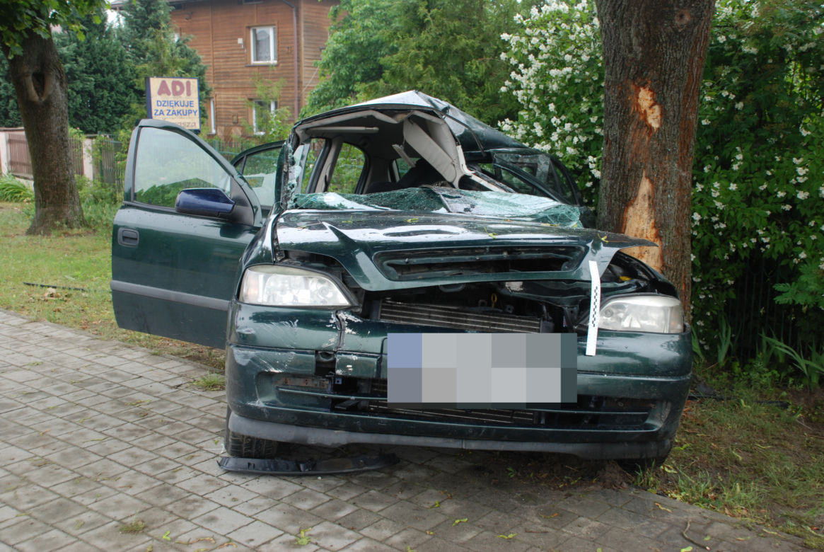 Zuzia zginęła w wypadku w Jastkowicach. 20-latka uderzyła w drzewo [GALERIA]