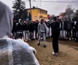 Uczniowie urządzili sobie „ustawkę” pod szkołą! Bójka na oczach tłumu. Nagrania trafiły do sieci