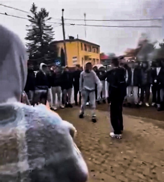 Uczniowie urządzili sobie „ustawkę” pod szkołą! Bójka na oczach tłumu. Nagrania trafiły do sieci