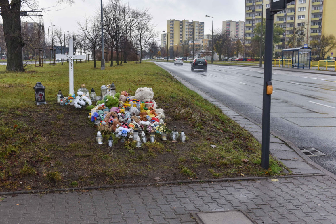 W miejscu gdzie zginęła Wiktoria wciąż leży pełno zniczy i maskotek