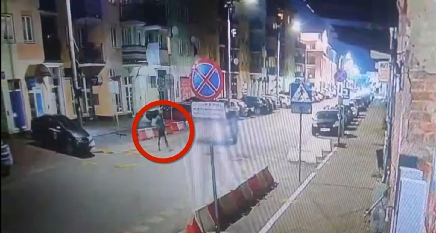 80-latek potrącił pieszego i przejechał po ofierze. Wszystko widać na nagraniu
