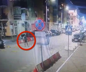 80-latek potrącił pieszego i przejechał po ofierze. Wszystko widać na nagraniu